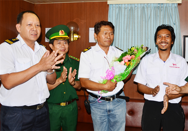 Tàu Lucky Dolpin, Quốc tịch Indonesia, do Gemadept Dung Quất làm đại lý, đã cứu ngư dân tàu cá Việt Nam Trần Minh Sang
