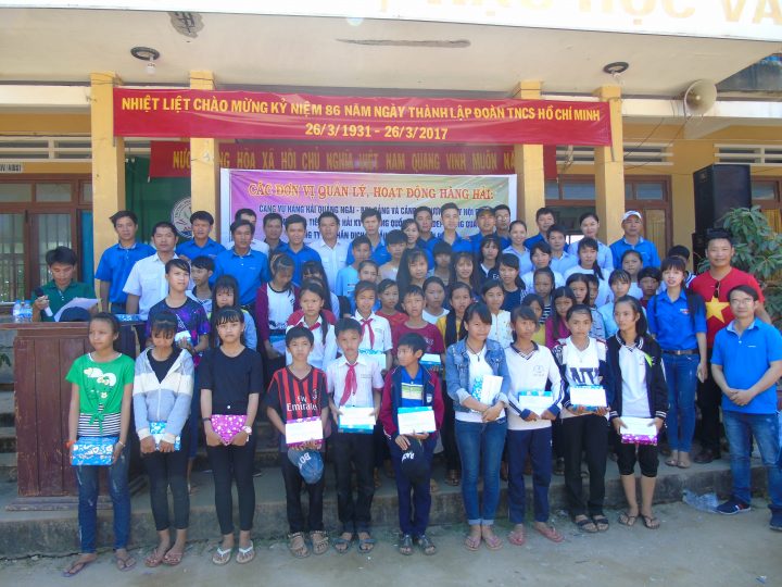 Trao quà cho học sinh nghèo tại huyện đảo Lý Sơn